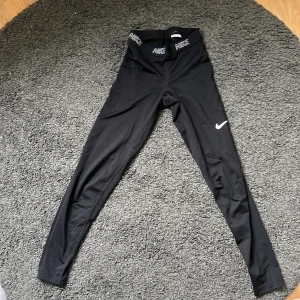 tights från Nike  - svarta löpar tights från Nike i storlek xs  bra schick, säljer för 250 har kostat 500!!
