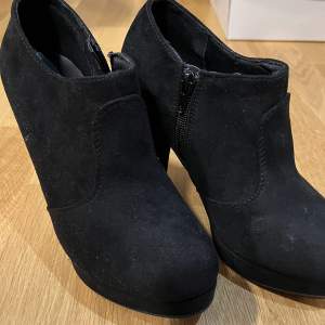 Fina svarta skor med dragkedja i storlek 37 från bonprix💞Aldrig använda men har blivit lite dammiga, kan dock försöka rena dem innan jag skickar!!
