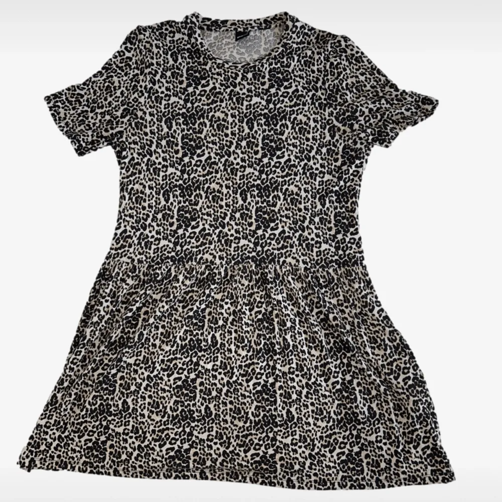 Leopardmönstrad mini-dress från Gina Tricot💞storlek M. Klänningar.