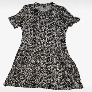 Leopardmönstrad mini-dress från Gina Tricot💞storlek M