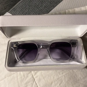 Chimi 04 - Säljer mina chimi 04 pga av att jag sällan använder dom. Dom är i fint skicka. Köpte dom i våras och har behandlats bra. Kan även tänka mig att byta mot ett par rayband husbend eller ett par carera 