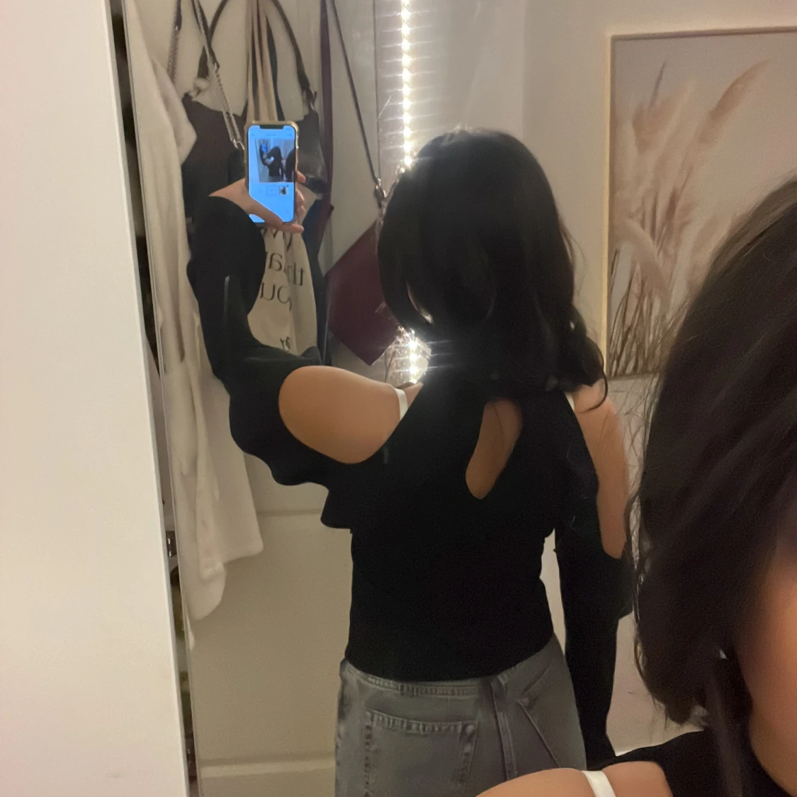 Svart tröja med hål i axlar  - 90