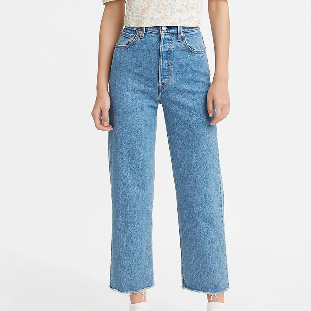 Blåa högmidjade levis jeans, modellen heter ribcage straight ankle jeans dvs att dem är kortare i modellen! För mig som är 167 är den en aning för korta. Stl 28 men insydda så skulle säga mer som 27💕köparen står för frakt!. Jeans & Byxor.