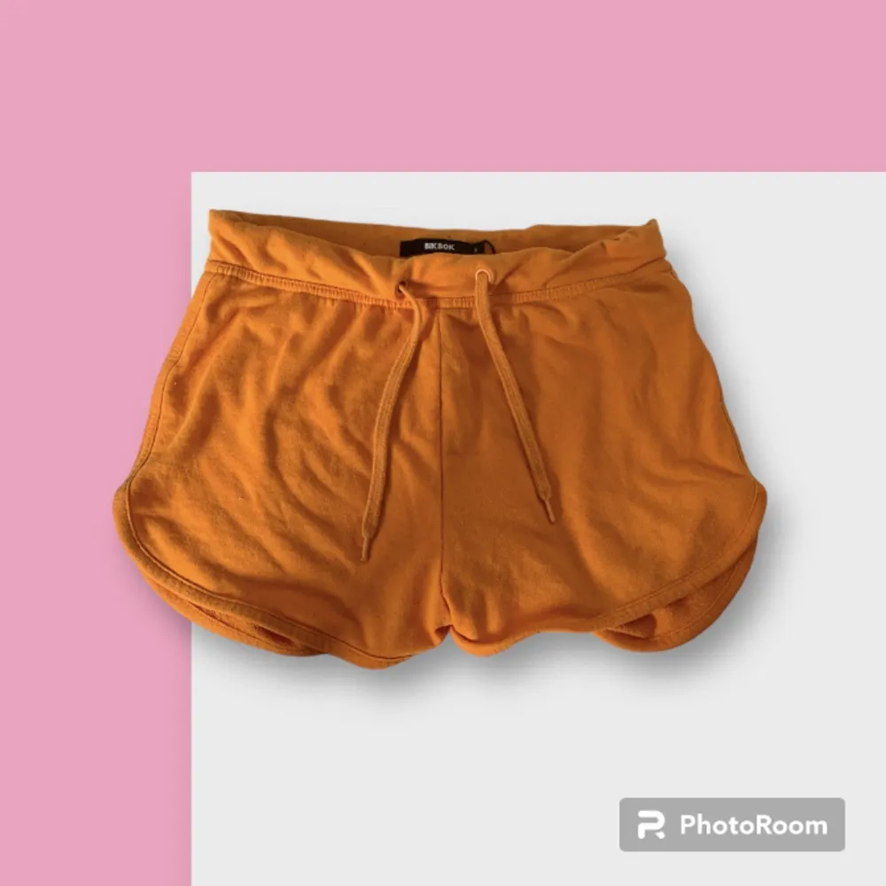Jag säljer mina Bikbok shorts för att jag aldrig använder dom, kontakta vid intresse eller frågor 💕. Shorts.