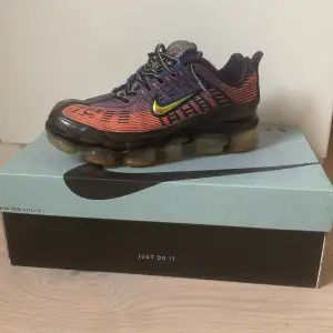 Hej tänkte sälja min Nike vapormax 360 blue void magic som inte kommer till användning,storlek 37,5, köpta för 1800kr men de är använda där av priset