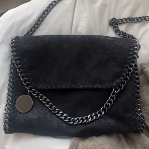 Super fin svart väska!!!🩷 - Säljer denna väska då den inte används längre, väskan är nästintill oanvänd!🩷 väskan går att bära på olika sätt genom att korta ner bandet eller bära den som den är! (frakt ingår inte!!!)