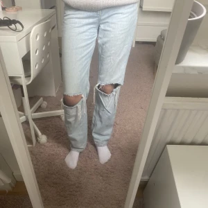 Jeans - Säljer dessa jättefina blåa jeans från Gina tricot. Pris kan diskuteras vid snabb affär😊