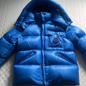 Moncler jacka - Oerhört exklusiv moncler jacka som ej säljs längre och bara släpptes i 150 upplagor, använd föra vintern men otroligt förskitigt, skick 9/10, nypris 17999, hör av er vid funderingar