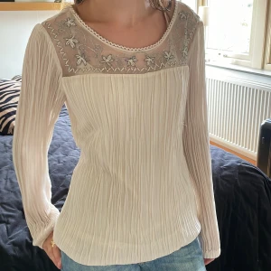 Blus - Söt blus m lite genomskinligt tyg där uppe 😻