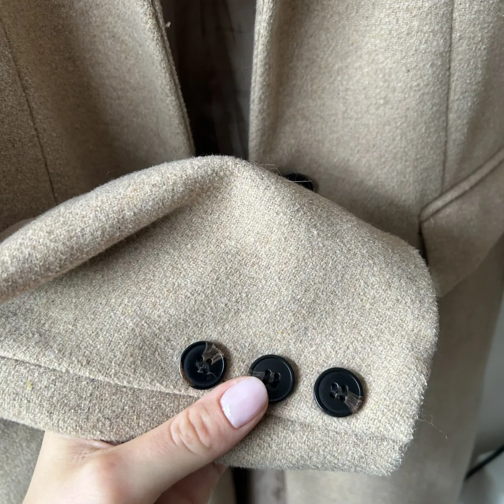 Säljer denna kappa från ellos jag inte har använt. Den är i storlek 38. Den är beige/brun. . Jackor.