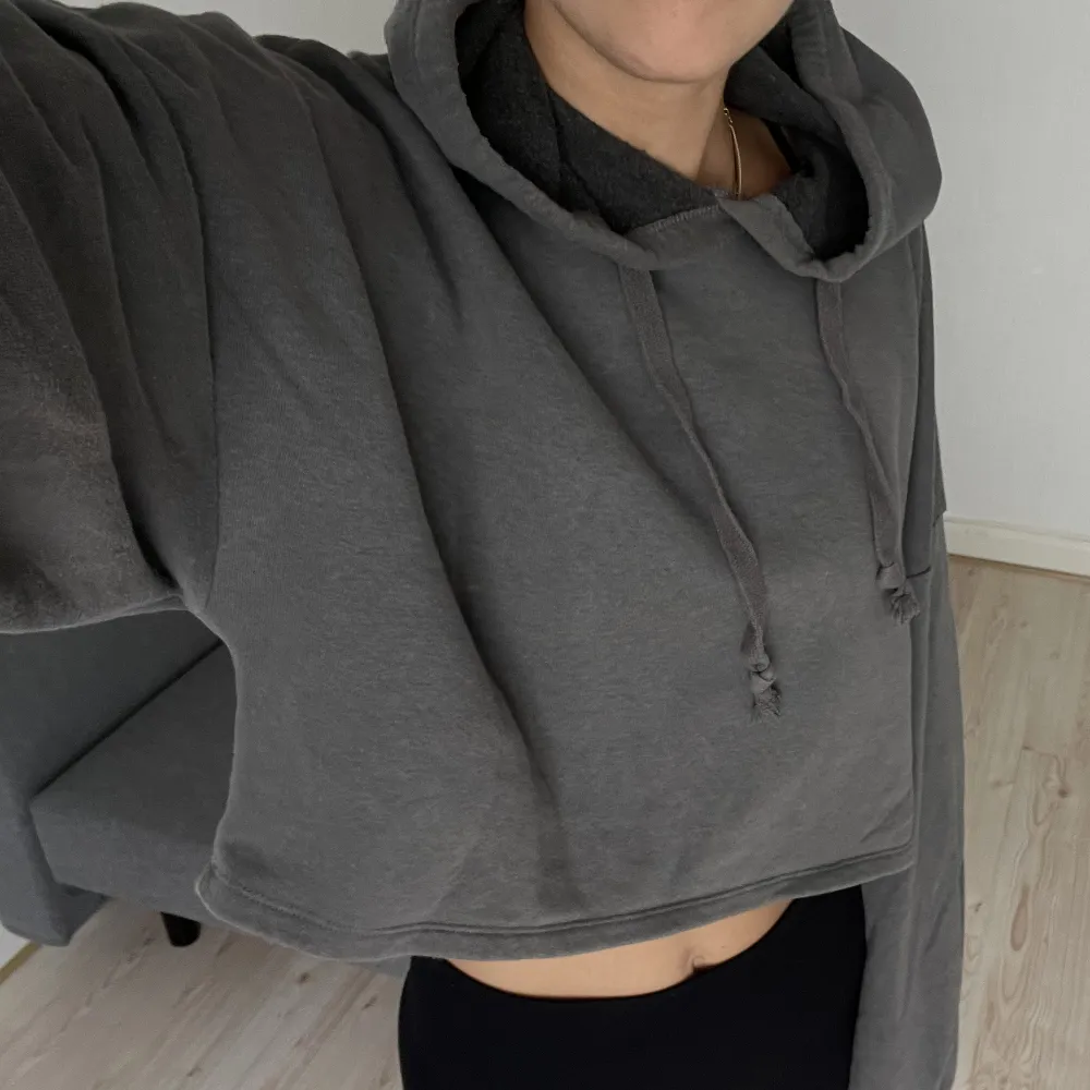 En grå croppad hoodie från Gina, väldigt skön💞. Hoodies.