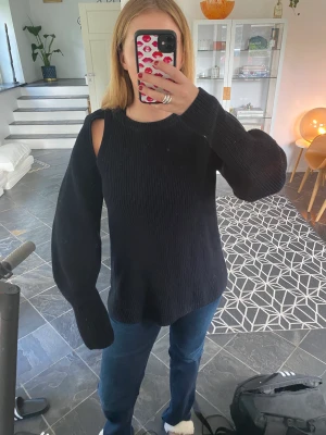 Cos stickad tröja - Säljer min stickade tröja från Cos. Den har håldetaljer och är i nyskick. Nypris: 1300kr