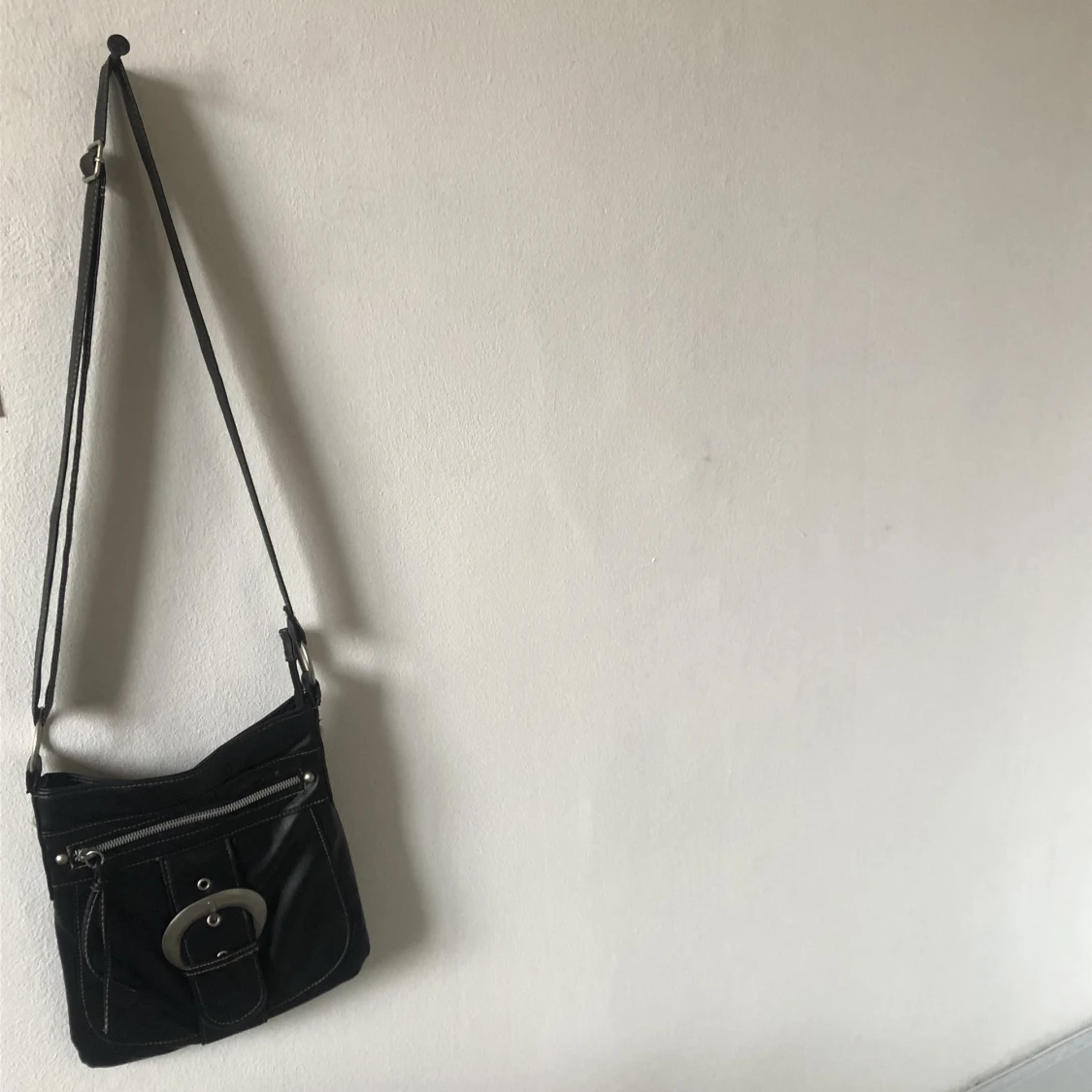 svart axelremsväska  - 91