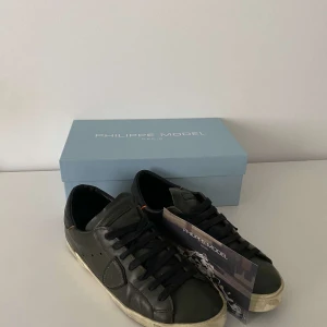 Philippe Model sneakers - Phillipe Model sneaker| Skick:8/10 inga defekter| nypris:3000 vårt pris:1900| strl 42| hör av dig vid frågor eller funderingar