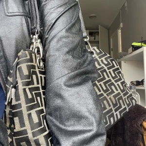 Väska - Skitsnygg väska köpt på humana, den har flera fack och är väldigt rymlig🤍skulle säga att den är typ i nyskick