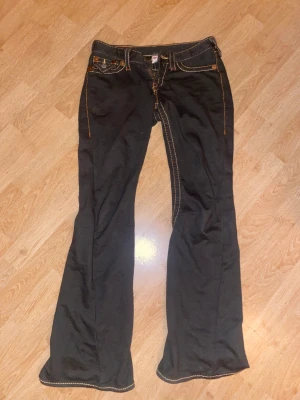 true religion byxor - ett par jätte mysiga true religion byxor i mörk grön färg, jätte mysiga och har jätte fina bakfickor, dem är i storleken 27 som motsvarar 36❤️ skriv för mer frågor / bilder