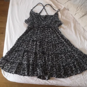 Kort klänning - Supersöt kort klänning som endast är testad (för liten för mig) 