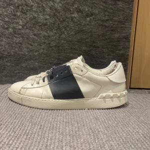 Valentino skor - Hej! Säljer nu dessa superfina  mörkblåa Valentina skor. Skorna är i använt skick 6/10. Storlek 42 men passar 43-44