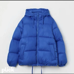 Vinter jacka - Säljer nu min vinter jacka då jag köpt ny, inga defekter och hur varm och skön som helst. Priset kan diskuteras vid snabb affär💕