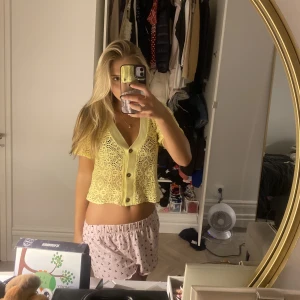 Stickad kofta  - Söt gul stickad kofta, jag har ingenting under så den är inte genomskinlig. Det står storlek xxs men passar mig som har xs-s.  