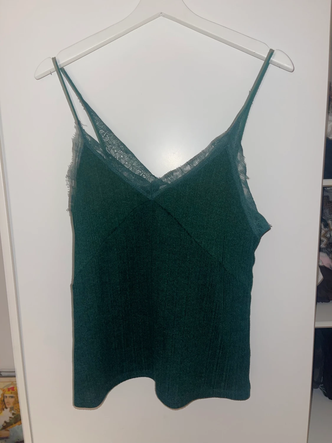 Grönt linne med spets