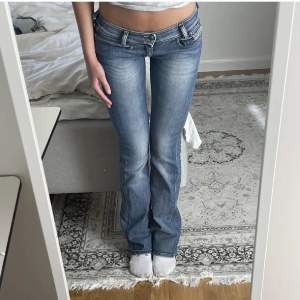 Säljer nu dessa lågmidjade jeans som jag köpte  från en tjej här på Plick💗jag är 174cm lång 💗 hör av er för fler frågor🍁💗