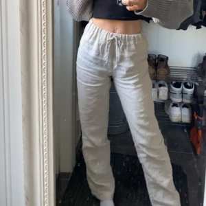 Beiga linnebyxor  - Fina mid/lågmidjade linnebyxor i 100% linnetyg. Egensydda passar på någon spm är runt 157-162 skulle jag säga❤️ Skriv för fler bilder/frågor