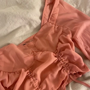 Rosa topp - En rosa topp med lite volanger. Storlek L och kommer från SHEIN. Aldrig använd. Inga defekter.