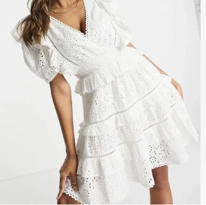 Vit sommarklänning - Jättefin vit klänning från asos, helt slutsåld! Köpte för 800 nypris🩷