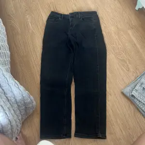 Nya jeans från IVY. Enbart tvättade. Rymliga i strl, w27. Nypris 1190 kr. 