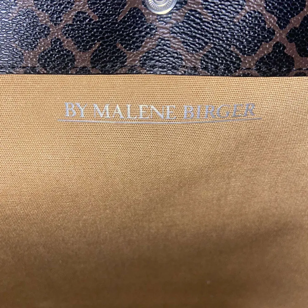 Jätte snygg väska från By Malene Birger som jag väljer att sälja eftersom den it riktigt är min stil. Använt 1 gång. Inga defekter eller täcken på användning. Säljer för 1300kr men priset kan diskuteras. (Inte frakt inkluderat) skriv för med info💋. Väskor.