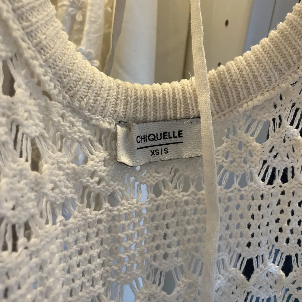 Säljer denna snygga strandklänningen ifrån chiquelle😍😍 Aldrig använd i storlek xs/ s. Så snygg!!!. Klänningar.