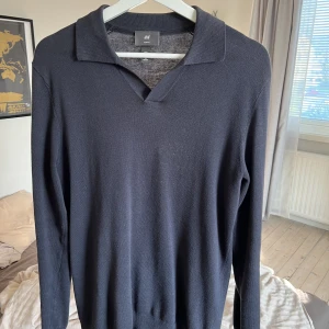 Pikétröja  - Blå långsemester pikétröja från Hm. Nyskick då den bara använt 2-3 gånger. Storlek S. Skriv om ni har några funderingar📲📲