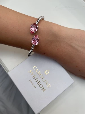 Caroline Svedblom armband - Säljer mitt Caroline Svedblom armband! Fick det som present men det kommer ej till användning längre!😇 använt det 2 gånger! Utöver detta har den legat i asken!❤️‍🔥