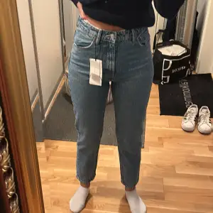 Säljer denna High-rise ankle length jeans från zara. Lappen sitter kvar, köpte fel storlek och har bara använt till bilden, så toppskick! 