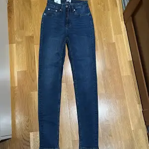 Säljer dessa skinny fit high rise jeans från Lager 157, lapparna sitter kvar och har aldrig använts. 