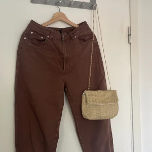 Bruna jeans - Säljer ett par bruna jeans från h&m. Har inte använt dem så pass mycket men de har en tråd (sista bild) som är lös på ena fickan. De sitter ganska löst men sitter som str 40!