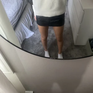Svart skinnkjol - En svart skinnkjol som knappt är använd💓
