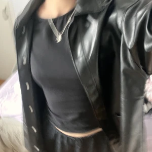 Oversized Läderjacka - Jätte fin, i nyskick. Är ej min stil längre så den har bara legat inne i garderoben helt nyanländ :/ är 165 och den sitter oversized på mig som ni ser. Kom jättegärna privat för frågor <3
