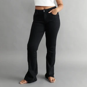 Gina jeans - Gina jeans strl 36, mid waist o Flare. Använt skick, några trådar längst ner som lossnat lite men inget man tänker på💕