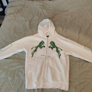 Bladee zip up - Bladen merch från The Fool släppet. Riktigt fet med front samt back print. Sitter lite oversized.