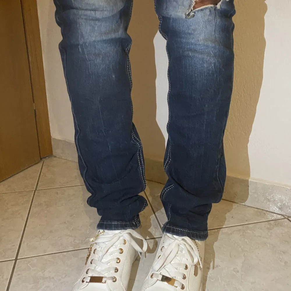 Ett par super fina low waist jeans i storlek M, perfekta på mig som har 34-36 och är 167 cm lång, mitt ben har innerbenslängd 76-80, har tyvär inget måttband att mäta med💘går enkelt att sy om till bootcut . Jeans & Byxor.