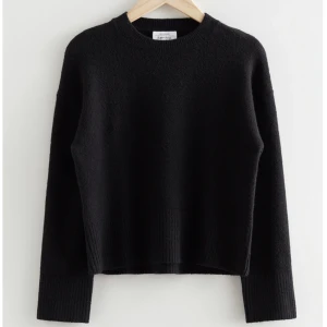 Stickad tröja från & Other Stories  - Säljer nu denna fina stickade tröja från & Other Stories! Använd men i mycket gott skick 🫶🏼Storlek S 🤍 Nypris: 490 kronor