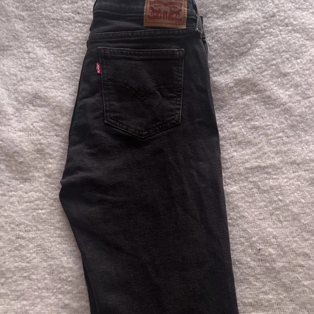 Levis superlow boot cut jeans. Säljer då jag inte tycker de sitter så bra på mig. Knappt använda och är i väldigt bra skick🤍🤍 nypris är 999kr men säljer för 350.. Jeans & Byxor.
