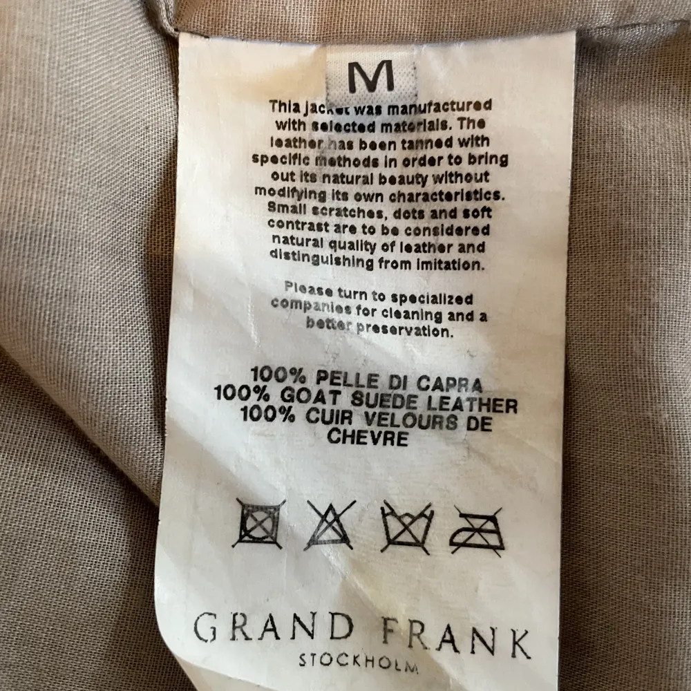 Jacka i fin kvalite, producerad i Italien.  Ord. Pris: 3199  https://www.grandfrank.com/sv/collections/jackets/products/marloes-suede-jacket-dark-brown. Jackor.