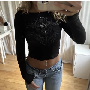 långärmad topp - LÅNAD BILD. jättecool långärmad topp lite genomskinlig, storlek xs. säljer då den va för liten för mig