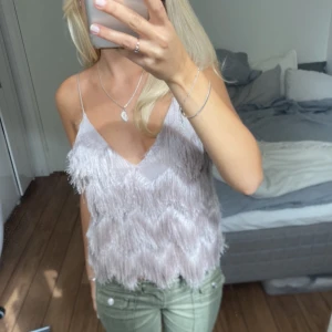 Frans topp - Säljer denna topp med fransar. Direktpris: 200kr. Har du någon fråga är det bara att höra av dig🫶🏻