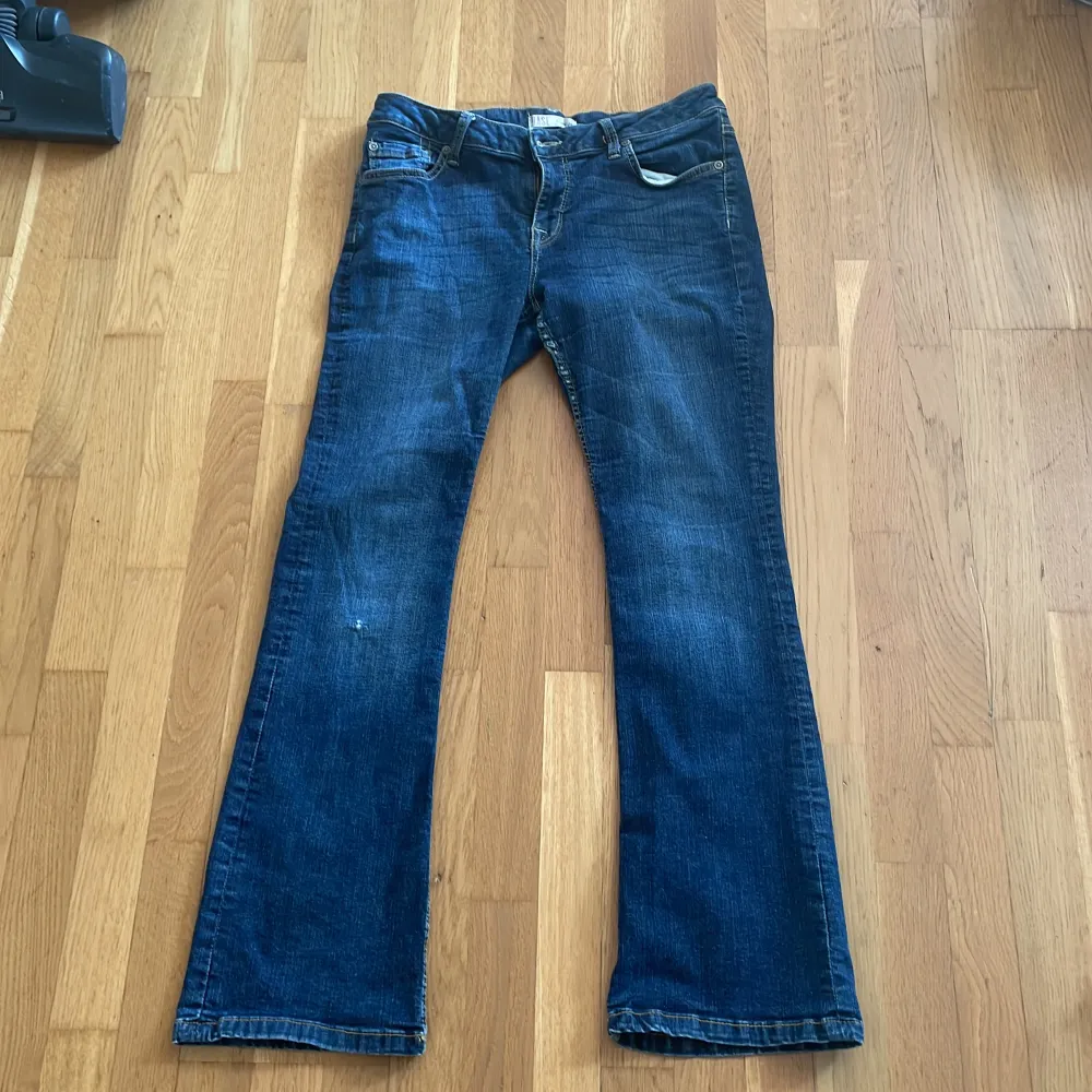Lågmidjade bootcut jeans. Det står att det är storlek 40 men jag skulle säga att det inte stämmer då dem passar mig som annars brukar ha 36 i byxor💗 Fri frakt. Jeans & Byxor.
