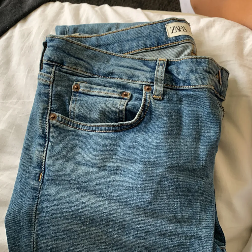 Säljer dessa low waist byxor från Zara.  Endast testade men tyckte inte de passa mig🤍 Gratis frakt genom plick just nu!!. Jeans & Byxor.