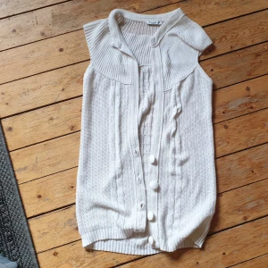 Stickad väst - Kabelstickad vit "väst"/kortärmad kofta från Vila